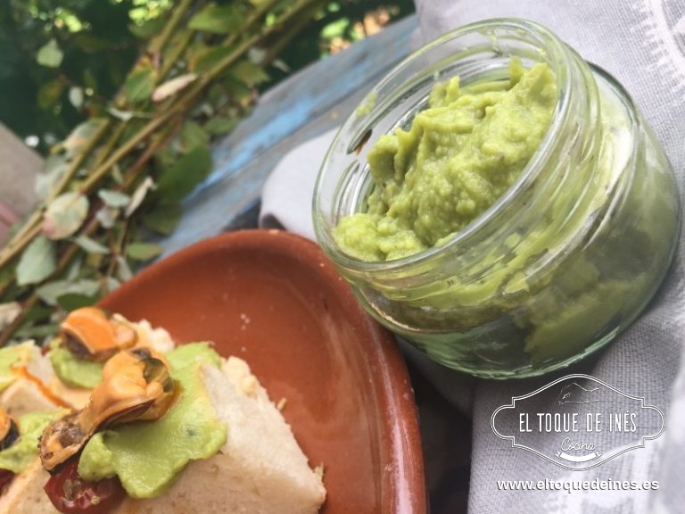 Dividimos en  porciones la focaccia, de tamaño bocado, para que sea más fácil de comer.