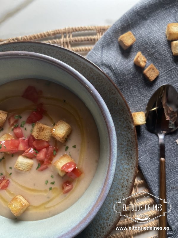 Emplatamos echando la crema ,repartimos unos dados de tomates y unos picatostes y regamos con un chorrito de aceite de oliva y espolvoreamos una pizca de orégano.