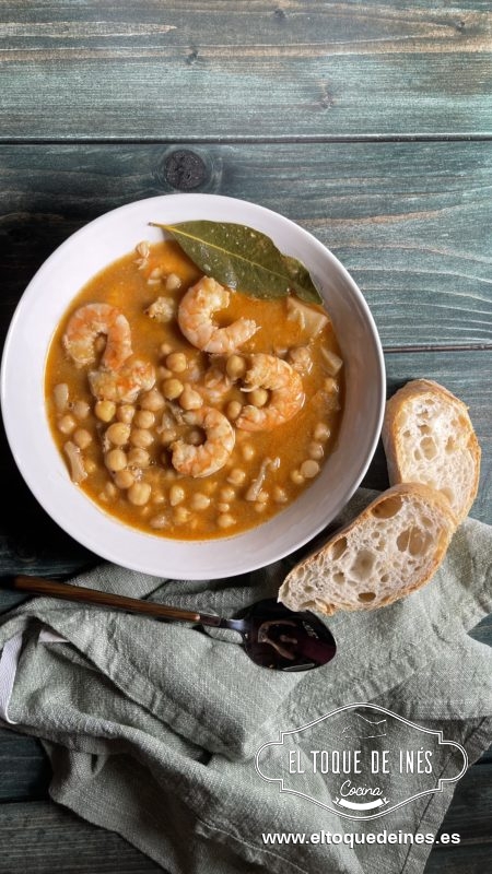 Seguimos los pasos igualmente en una olla, las verduras las picamos o a mano o en una picadora pero los tiempos son los mismos en la olla, a fuego medio para que se haga poco a poco .